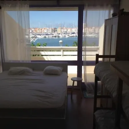 One-bedroom With Port View 181 דירה